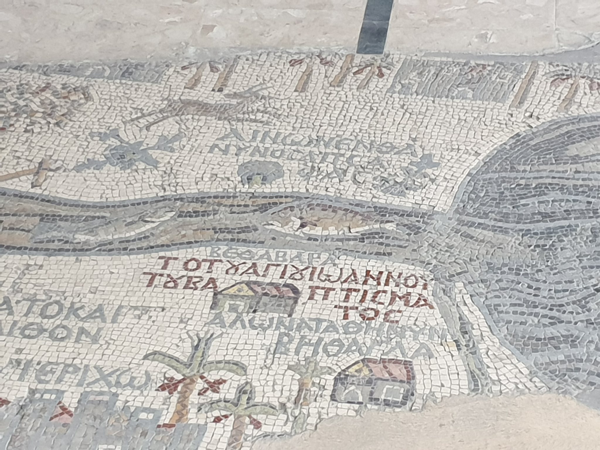 在米底巴（Madaba）發現的一塊用馬賽克砌成的古代地圖。圖裡顯示約旦河中有魚，並指向東岸耶穌受洗處。（圖／翻攝自FB@Pilgrims & Prophets Christian Heritage Tours）